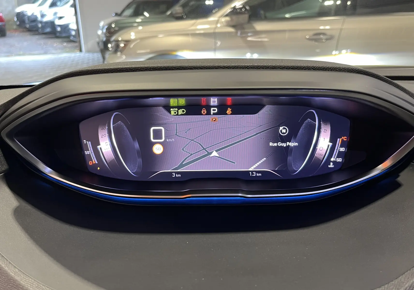 Affichage numérique du tableau de bord du Peugeot 5008 GT 2024, avec navigation et indicateurs lumineux visibles.