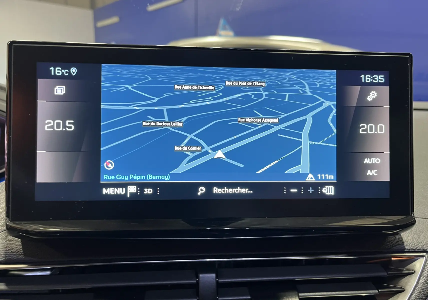 Écran tactile central du Peugeot 5008 2024 affichant la navigation avec carte bleue et température intérieure à 20°C.