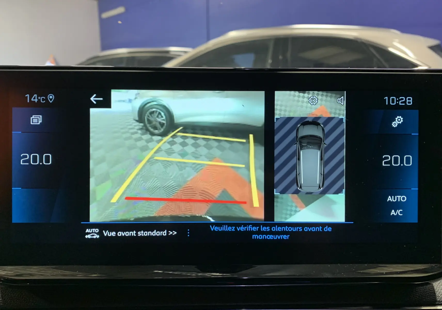 Écran multimédia montrant la caméra avant du Peugeot 5008 gris platinium en vue de stationnement avec guidage.