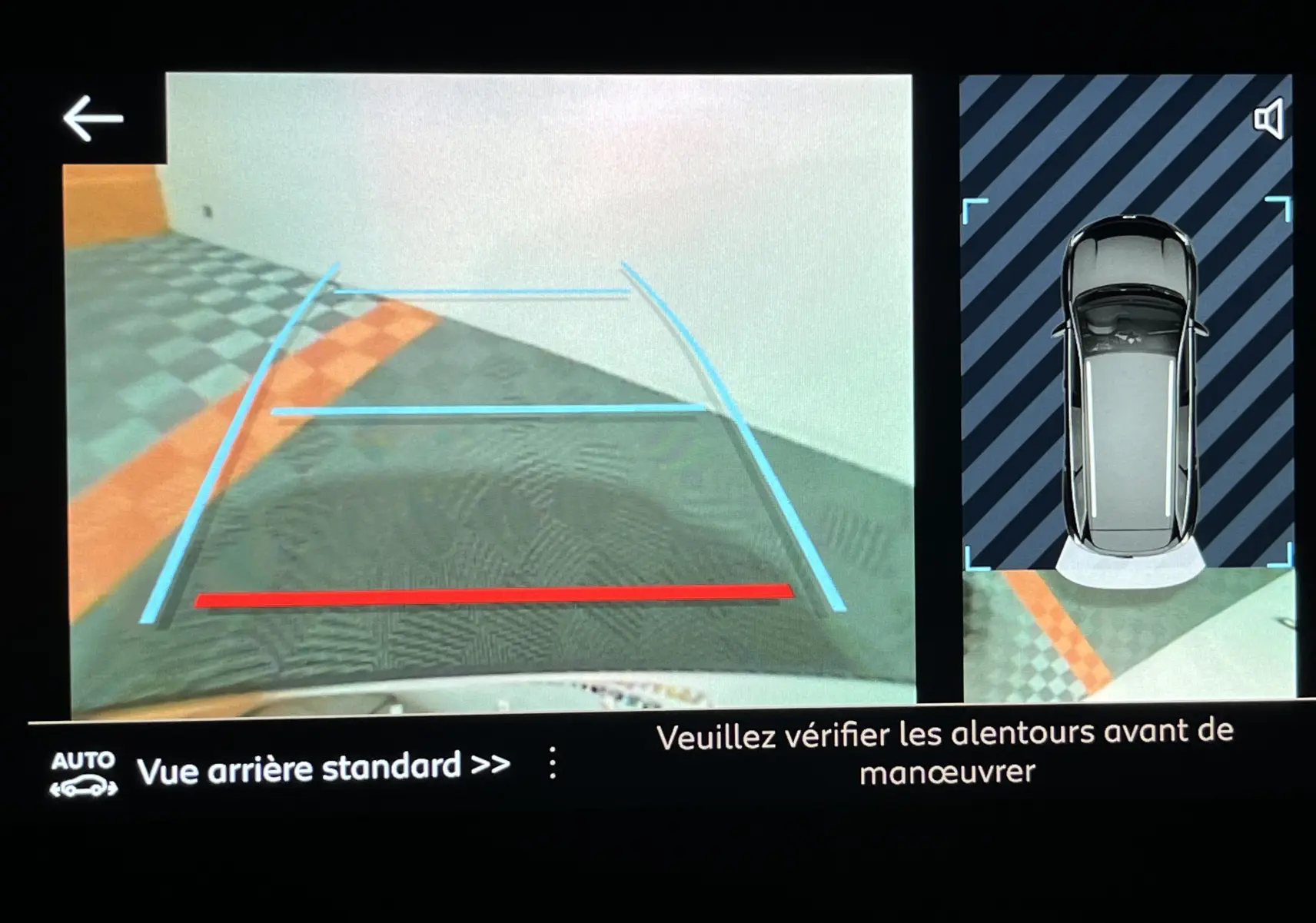 Affichage caméra de recul et vue aérienne du Peugeot 5008 gris platinium, aidant à la manœuvre arrière en intérieur.