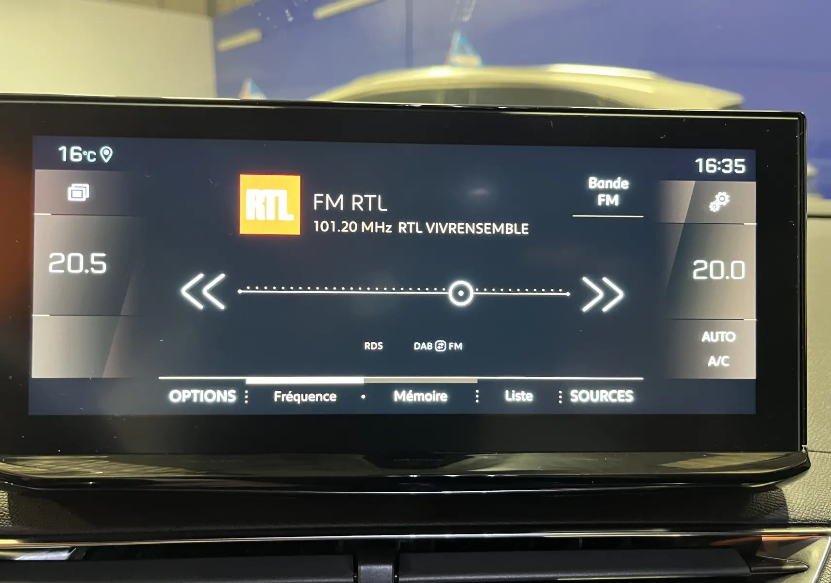 Écran tactile central du Peugeot 5008 GT 2024 montrant les options Apple CarPlay et Android Auto avec réglages climatisation.