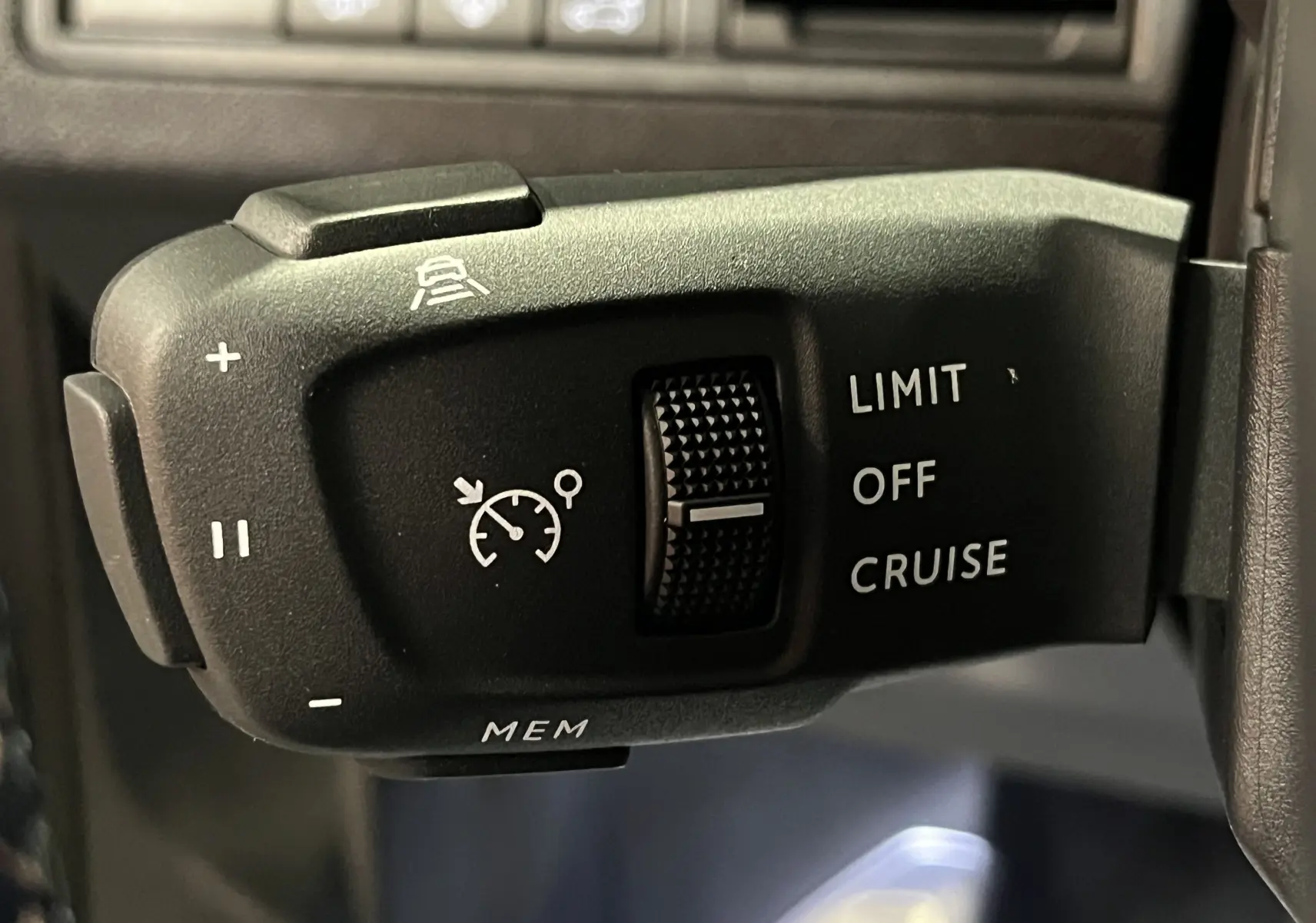 Écran central tactile du Peugeot 5008 2024 affichant les réglages d’aides à la conduite et climatisation.