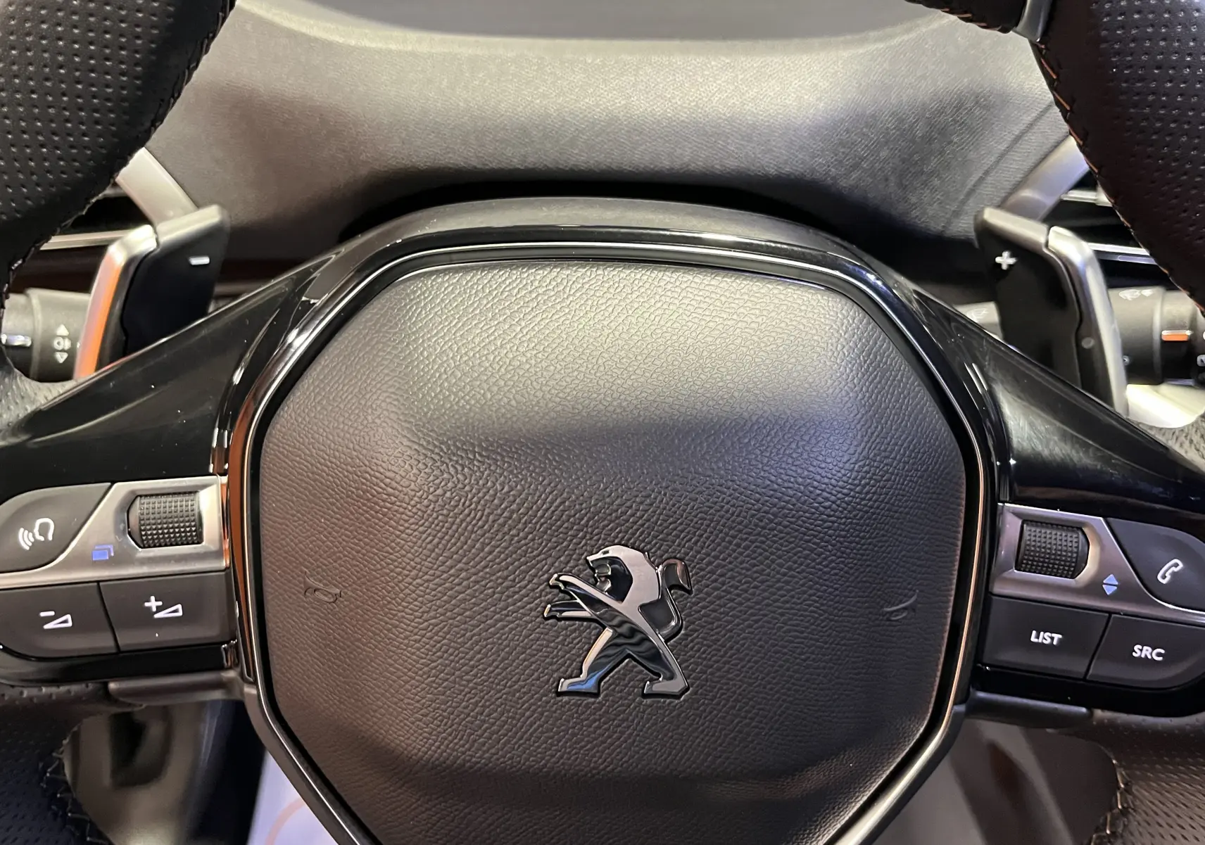 Vue intérieure côté passager du Peugeot 5008 GT 2024 gris platinium, avec tableau de bord et garnitures modernes.