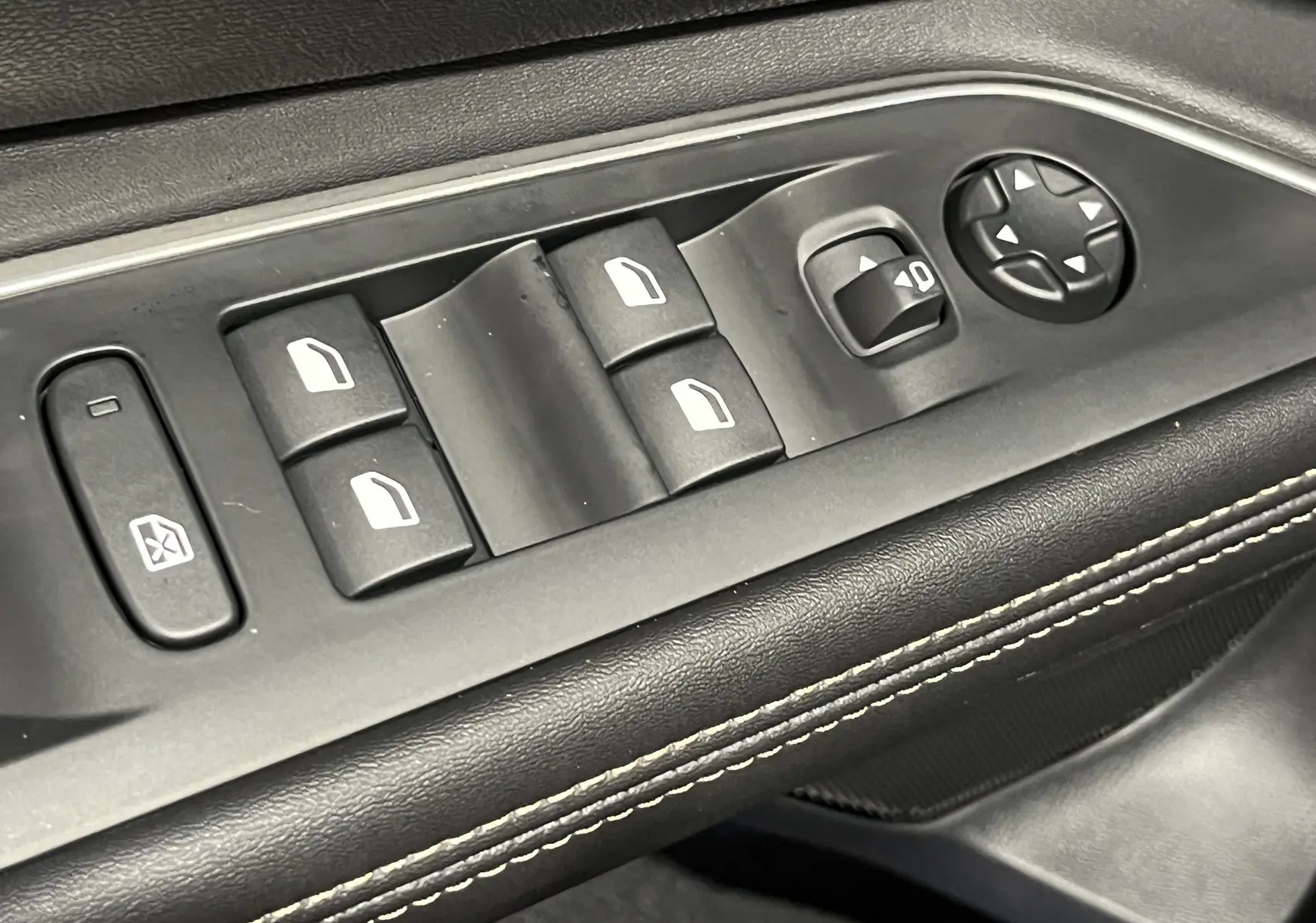 Vue rapprochée du plafonnier intérieur du Peugeot 5008 gris platinium 2024 avec éclairage LED et bouton SOS rouge.