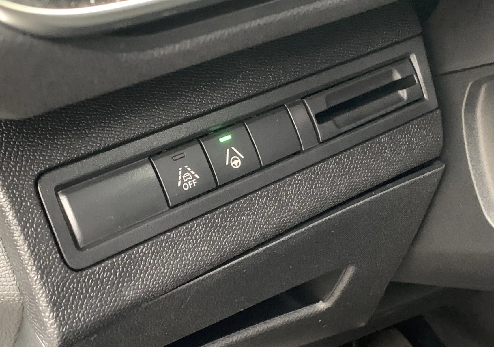 Vue intérieure côté gauche de la porte arrière du Peugeot 5008 gris platinium, avec pare-soleil en filet déployé.