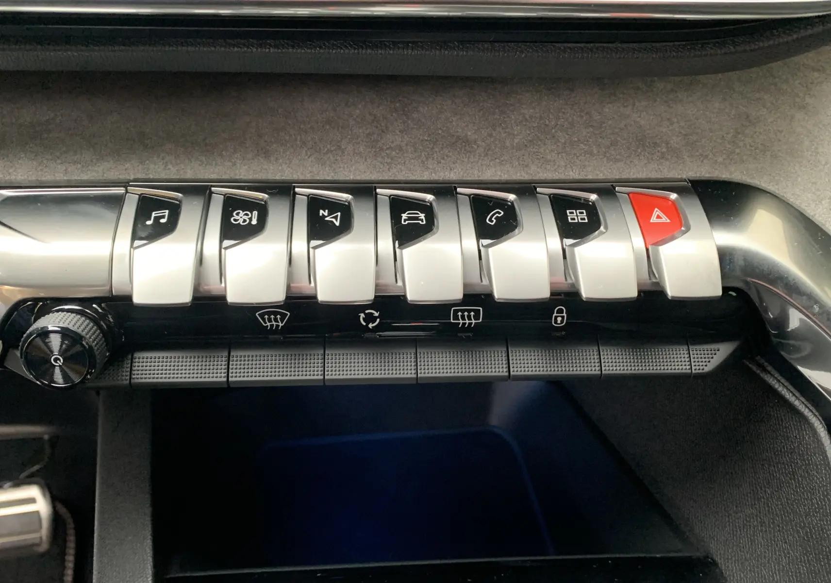 Gros plan sur les boutons de l'aide à la conduite dans l'habitacle noir du Peugeot 5008 GT 2024.
