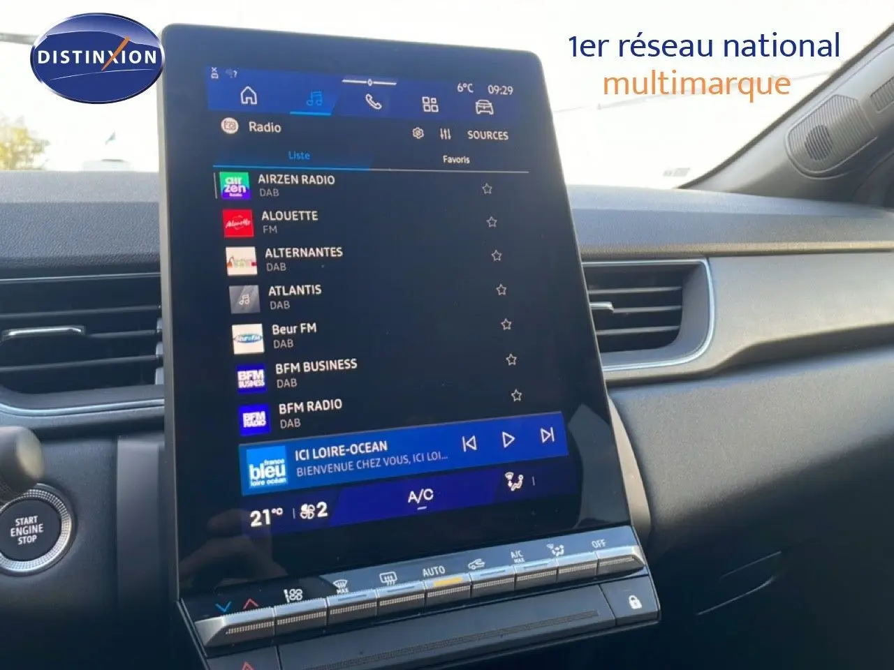 Intérieur du Renault Symbioz E-Tech hybride 2025, tableau de bord avec écran tactile central affichant les radios numériques.
