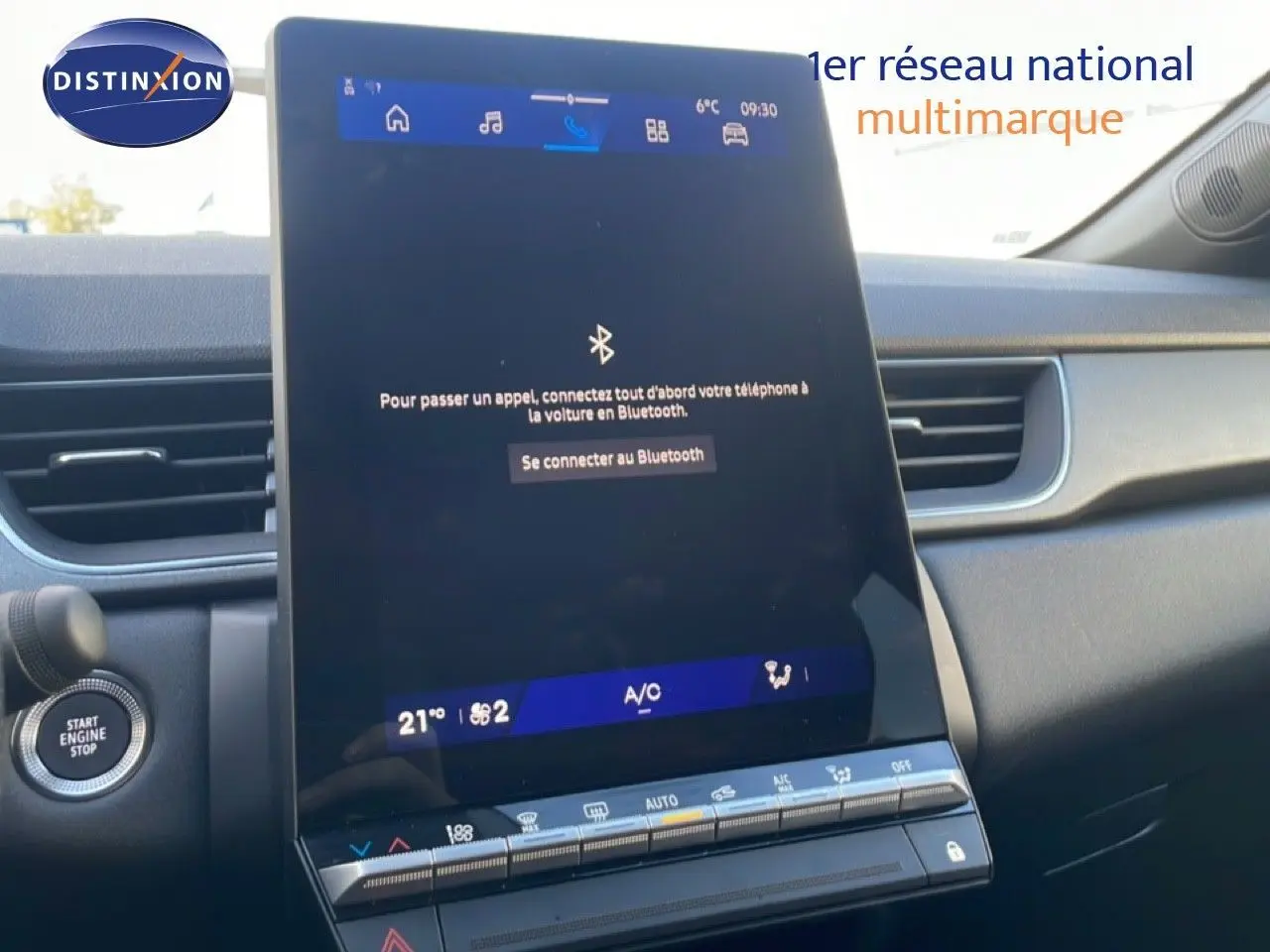 Écran tactile central affichant la connexion Bluetooth dans l'habitacle gris du Renault Symbioz E-Tech Hybrid 2025.