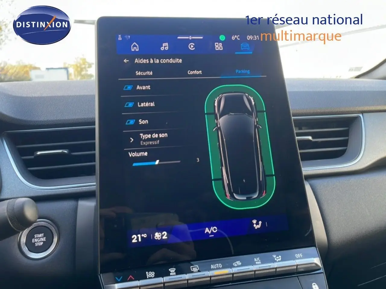Écran tactile central affichant les aides à la conduite dans l'habitacle d'une Renault Symbioz gris cassiopée métal.