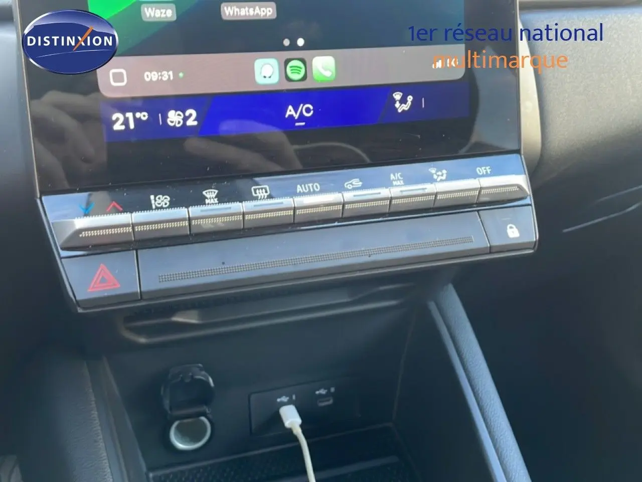 Détail de la console centrale avec écran tactile et commandes climatisation du Renault Symbioz gris Cassiopée 2025.
