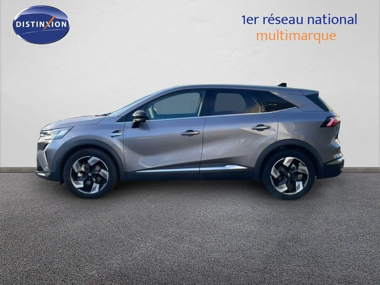 Profil droit du Renault Symbioz gris cassiopée métallisé, mettant en valeur ses lignes modernes et ses jantes stylisées.