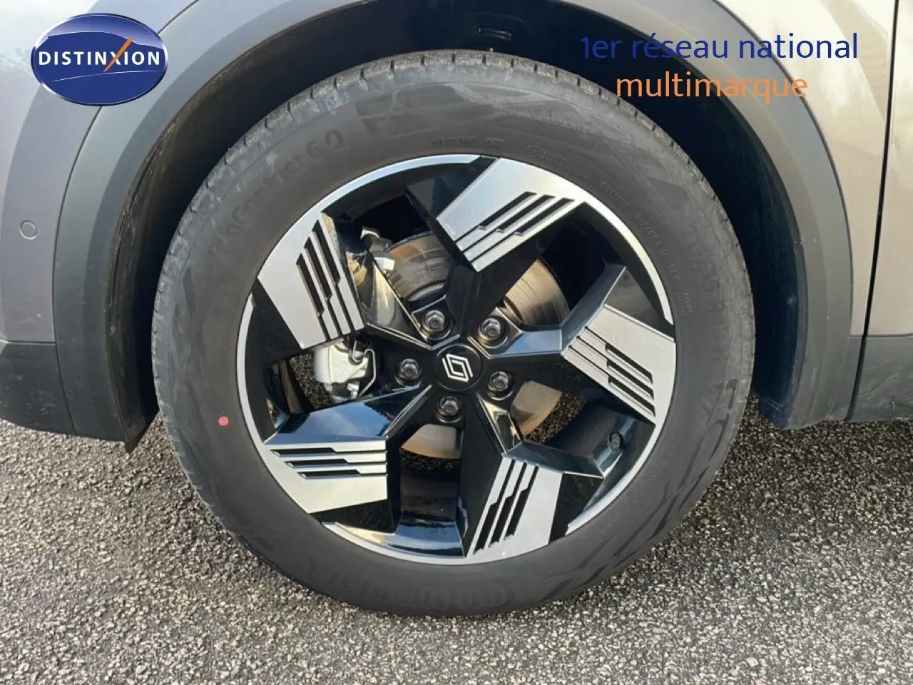 Gros plan sur la jante avant droite du Renault Symbioz gris Cassiopée Métal avec design moderne et logo central Renault.