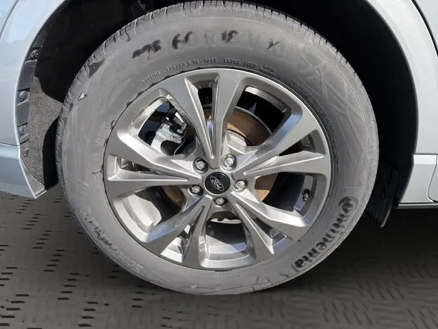 Gros plan sur la roue avant droite gris métallisé du Ford Kuga 2024 avec jante alliage et pneu Continental.