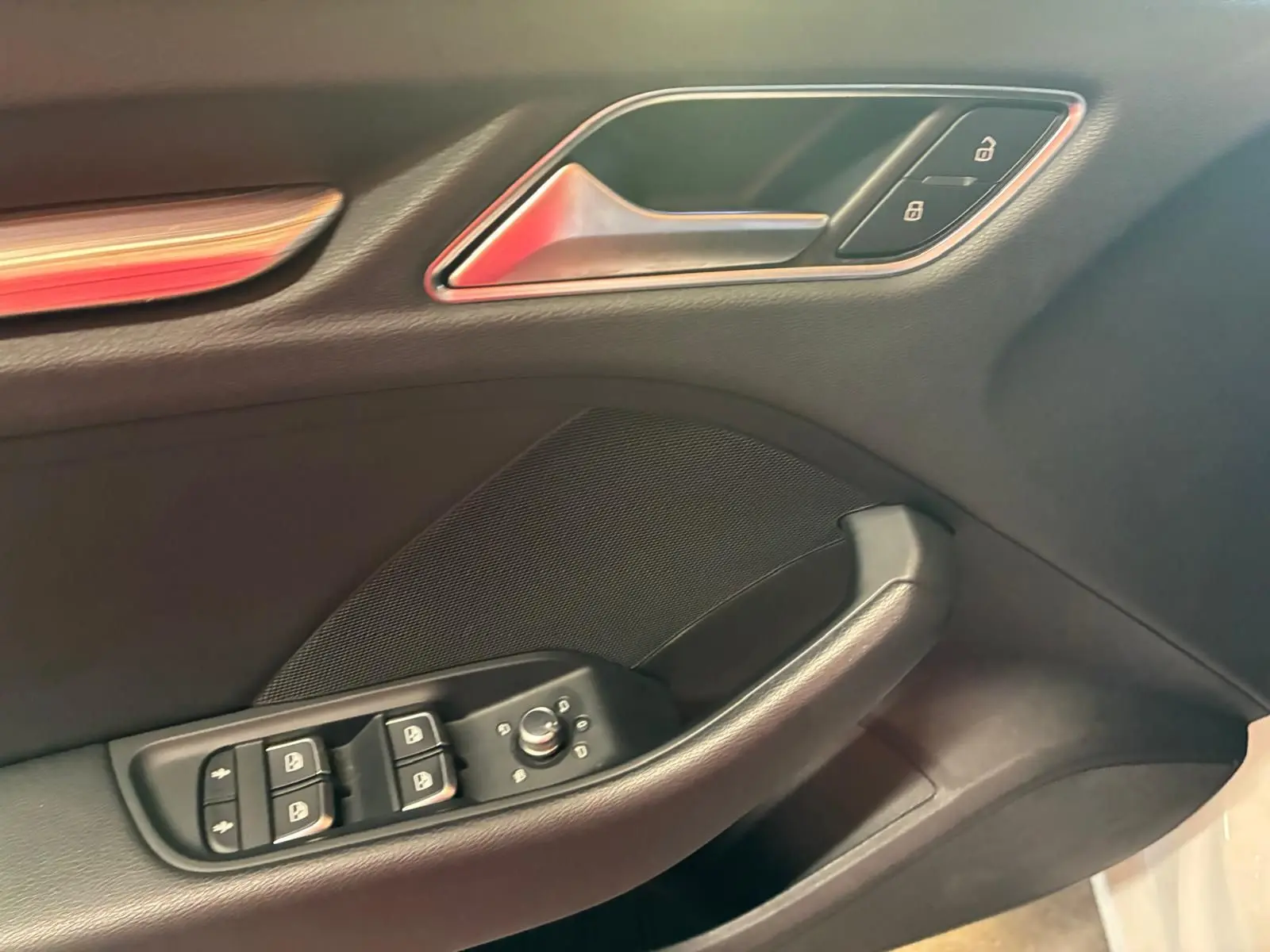 Détail de la porte côté conducteur de l’Audi A3 Sportback 2019 avec commandes de vitres et verrouillage en intérieur noir.