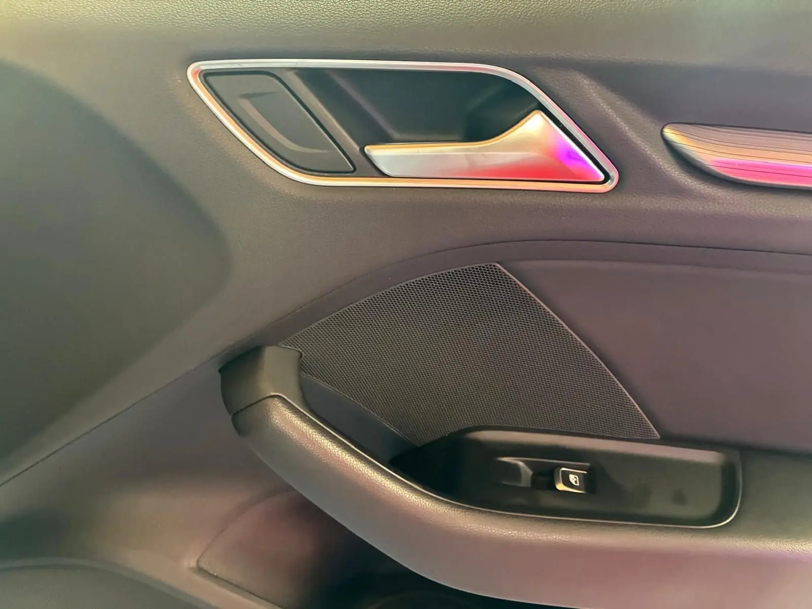 Gros plan sur la poignée de porte intérieure côté gauche de l’Audi A3 Sportback 2019 avec finition cuir noir.