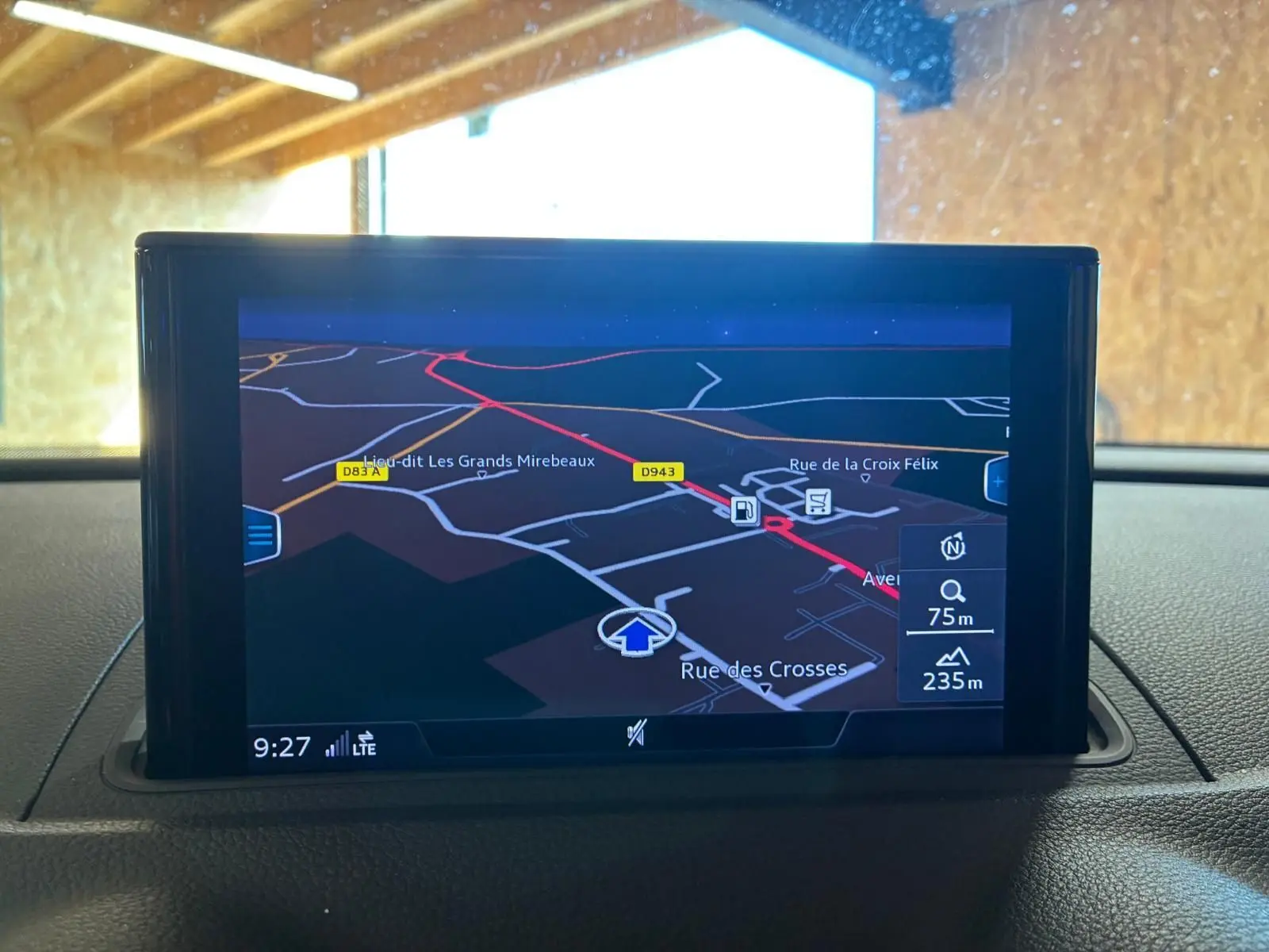 Écran GPS intégré affichant une carte de navigation, situé sur le tableau de bord d'une Audi A3 Sportback blanche.