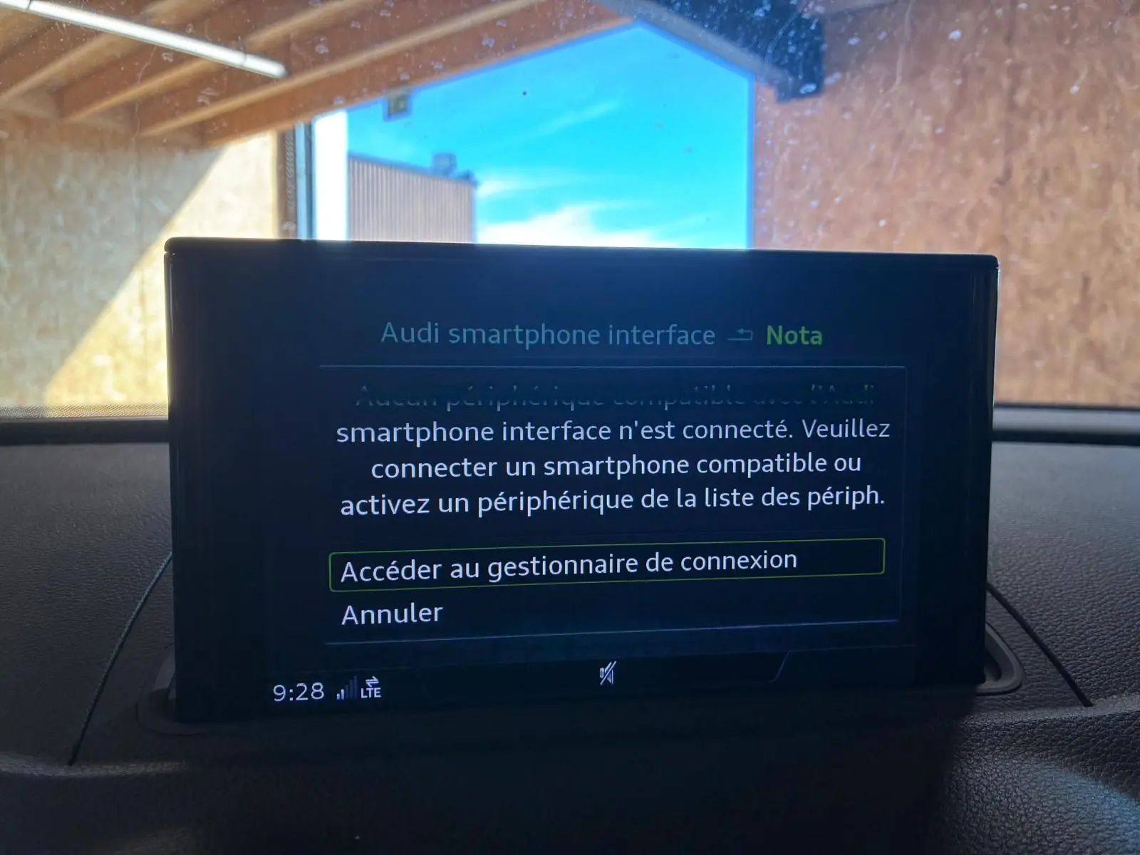 Écran central de l’Audi A3 Sportback blanc 2019 affichant l’interface smartphone, vue intérieure frontale.
