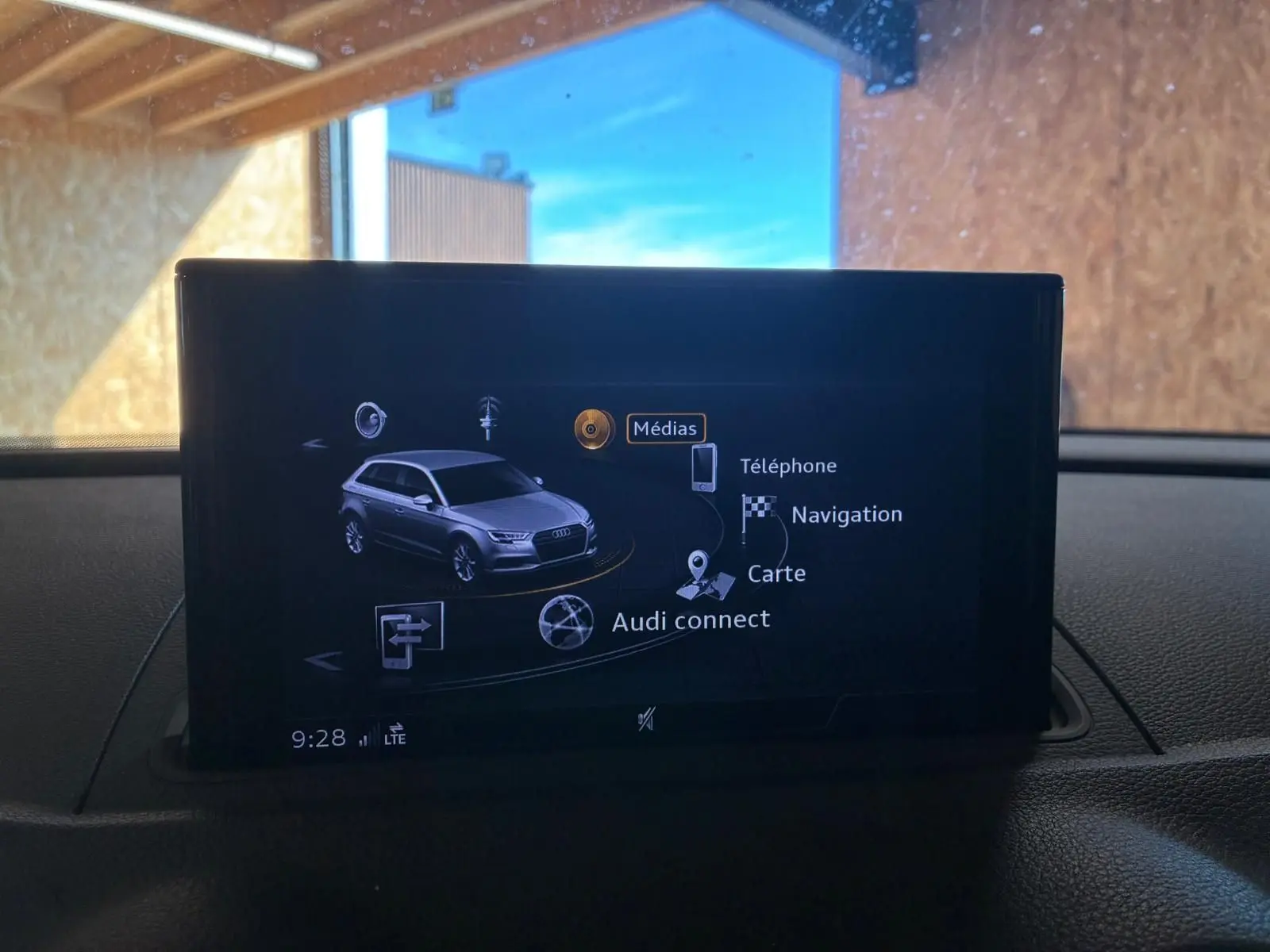Écran central affichant l'interface Audi Connect avec une représentation 3D grise de l'Audi A3 Sportback.