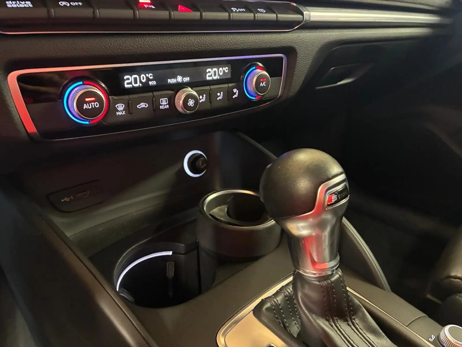 Gros plan sur la console centrale intérieure de l'Audi A3 Sportback 2019, avec levier de vitesse S tronic et commandes de climatisation.