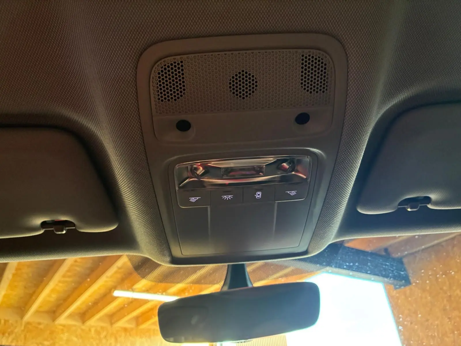 Vue intérieure du plafonnier avant de l'Audi A3 Sportback blanc, avec commandes d'éclairage et rétroviseur central visible.