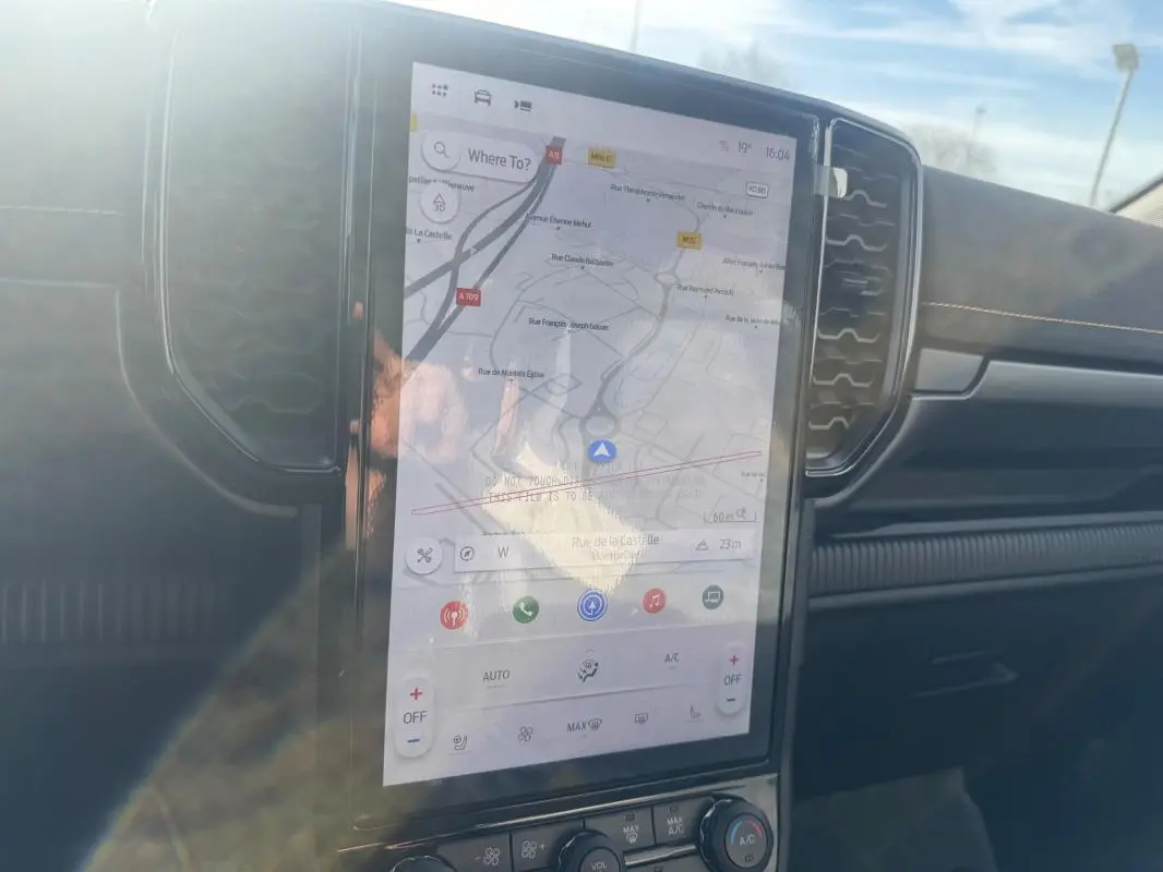 Vue intérieure du tableau de bord du Ford Ranger 2025 avec écran tactile vertical et finitions noires.