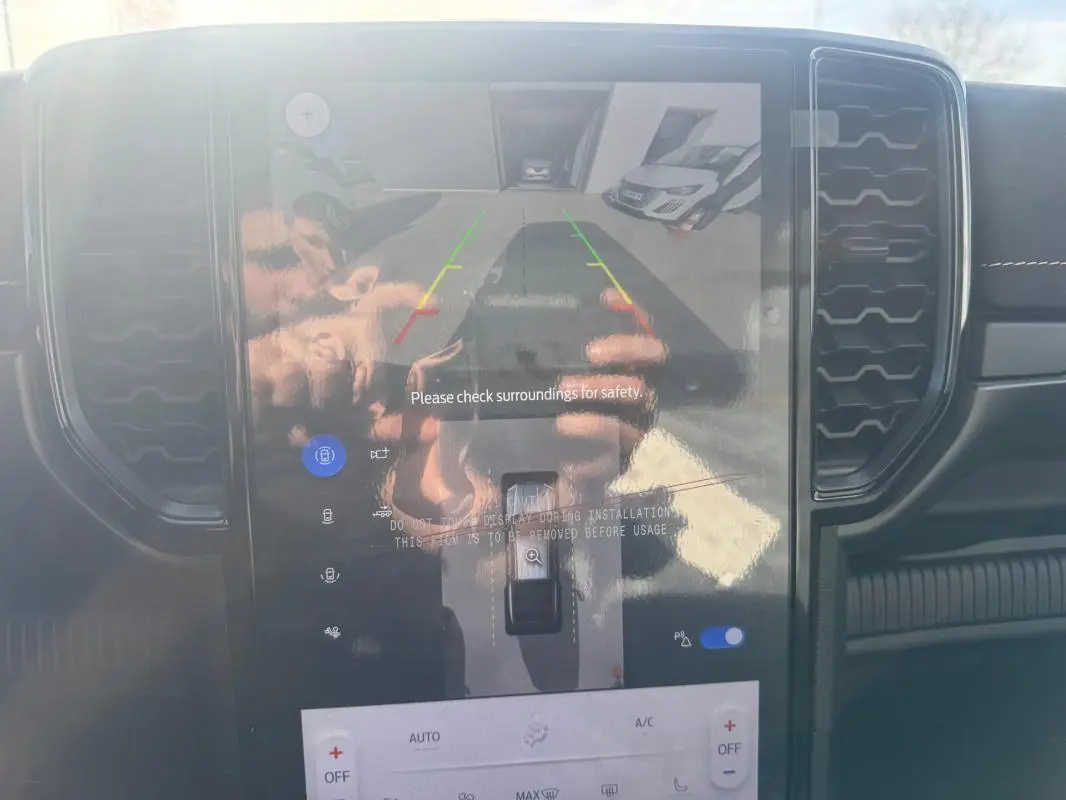 Écran central du Ford Ranger Wildtrak 2025 montrant la caméra de recul avec commandes tactiles autour.