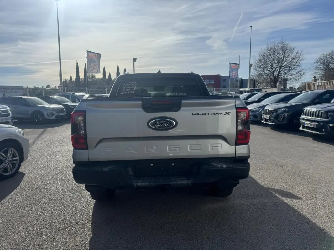 Vue arrière d'un Ford Ranger gris Wildtrak X 2025 avec hayon marqué Ranger et feux rouges distinctifs.