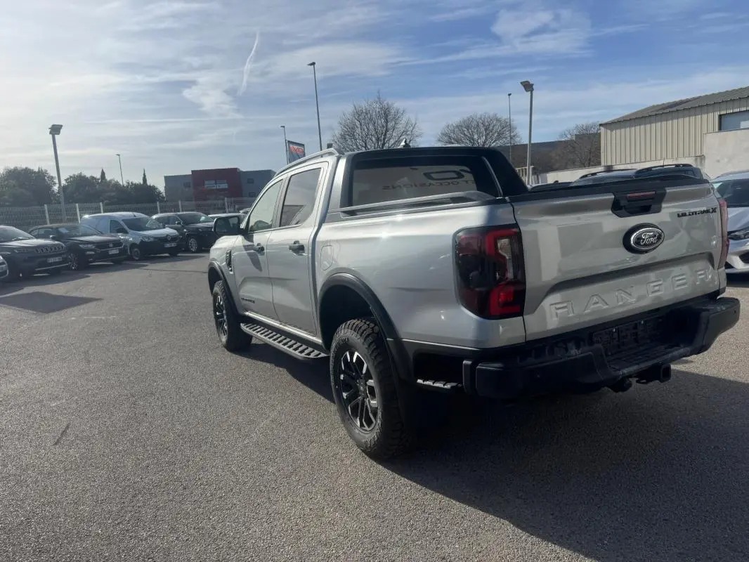 Ford Ranger Wildtrak X gris vu en 3/4 arrière droit, avec jantes alliage noires et vitres surteintées.