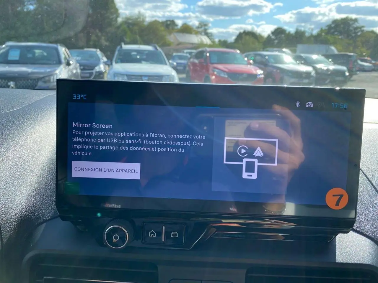 Vue intérieure de l’écran tactile central du Citroën Berlingo 2026, affichant la fonction Mirror Screen.