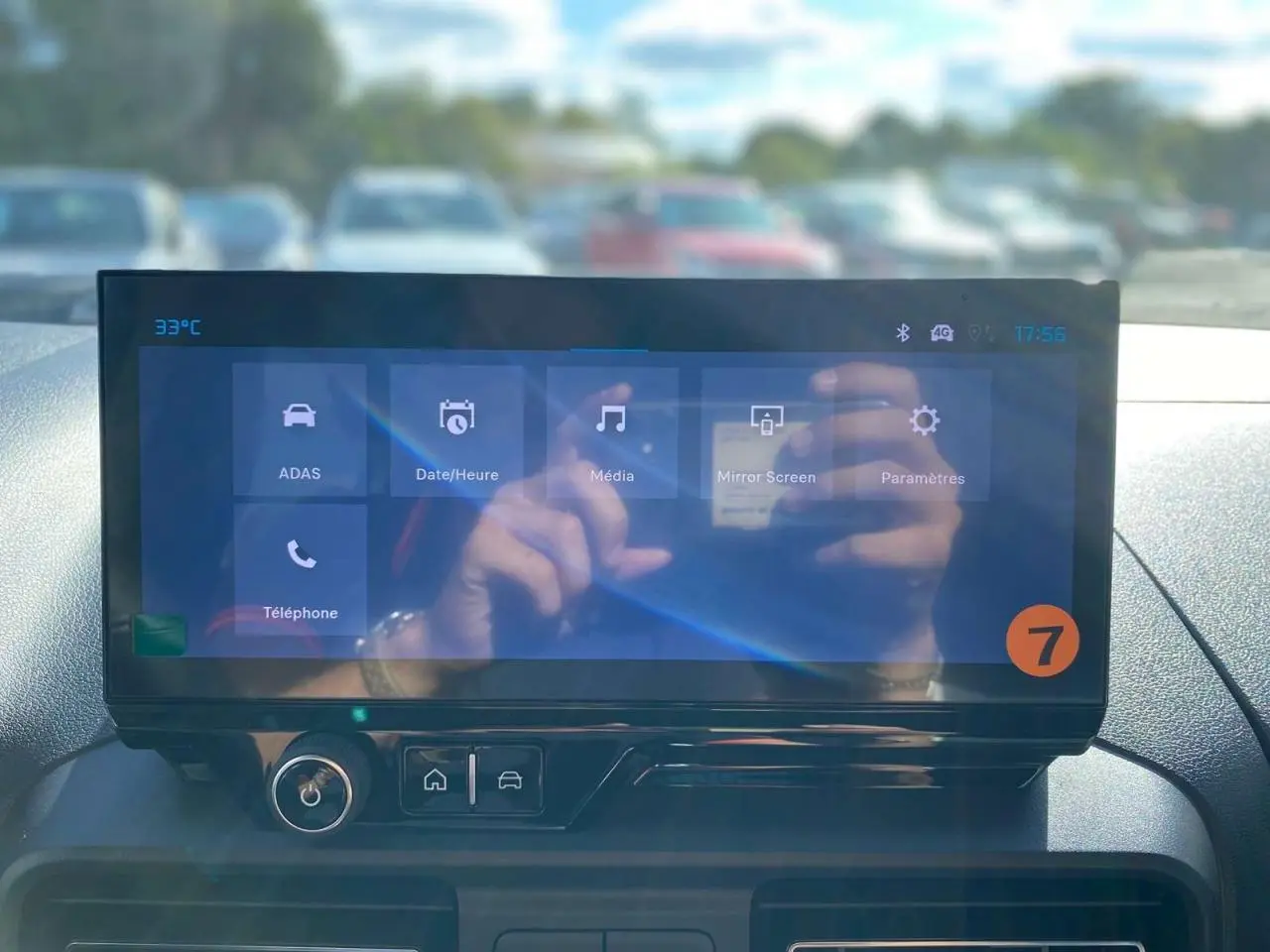Vue intérieure du tableau de bord du Citroën Berlingo 2026 avec écran tactile central et commandes intégrées.