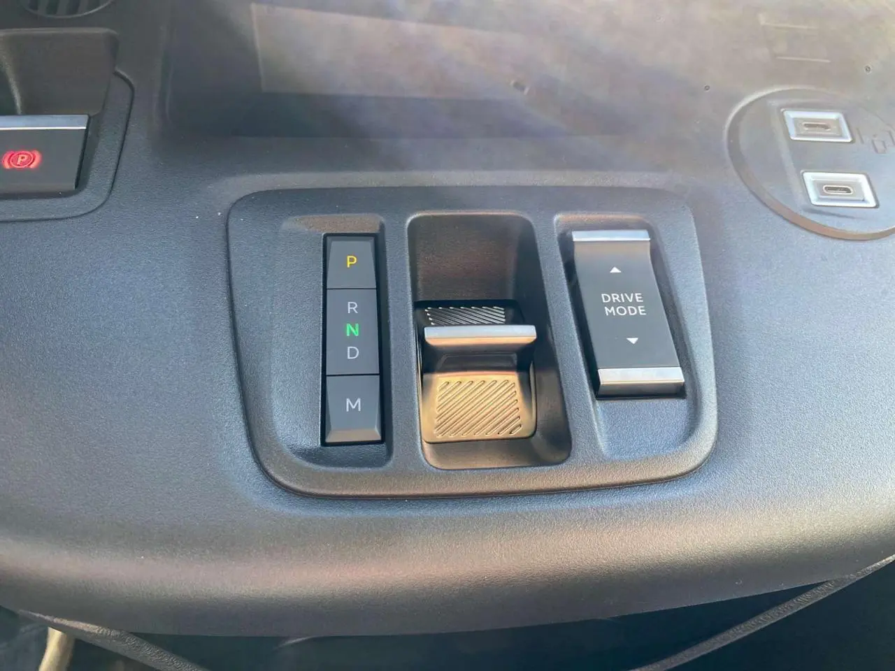 Gros plan sur la commande de boîte automatique et le sélecteur de mode de conduite du Citroën Berlingo noir 2026.
