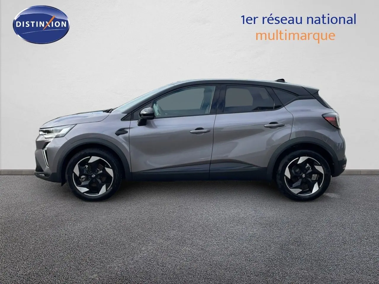 Profil côté gauche du Renault Captur 2025 gris Cassiopée métal avec toit noir, roues alliage bicolores.