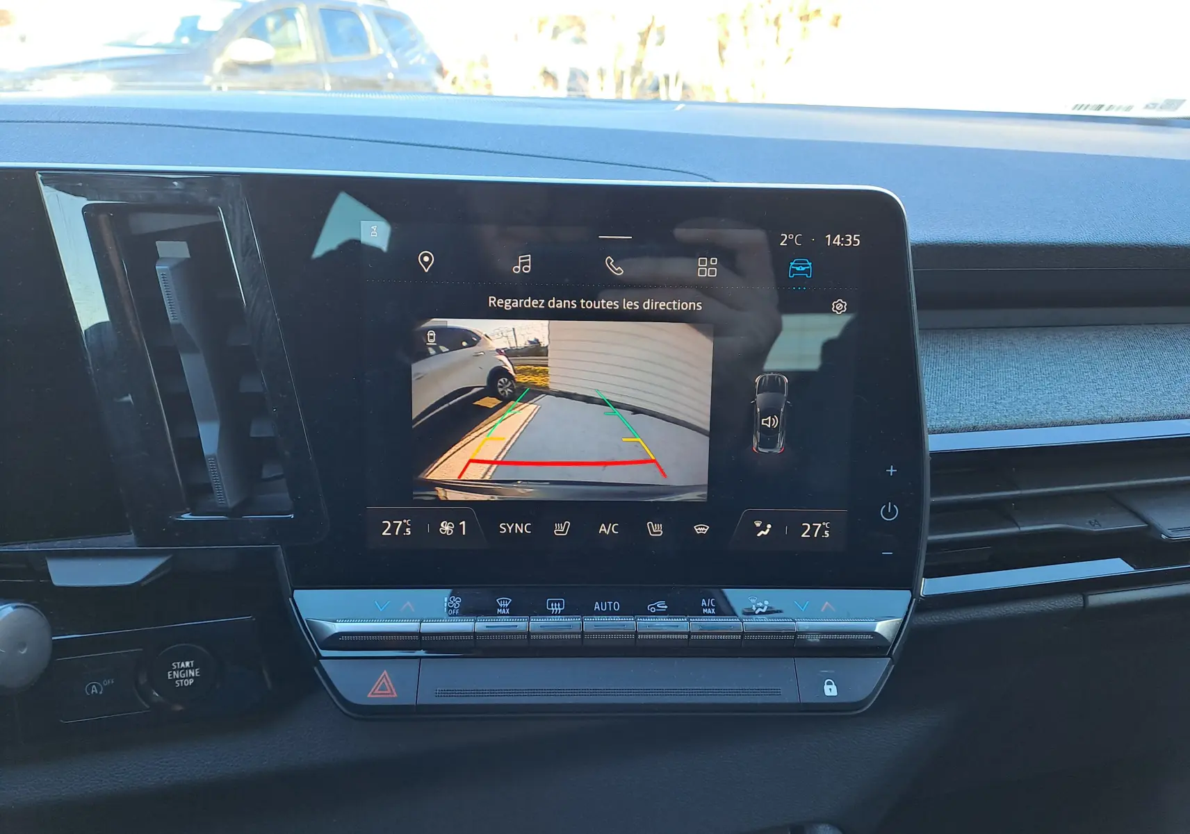 Écran central du tableau de bord du Renault Austral 2023 montrant la caméra de recul avec commandes climatisation en dessous.