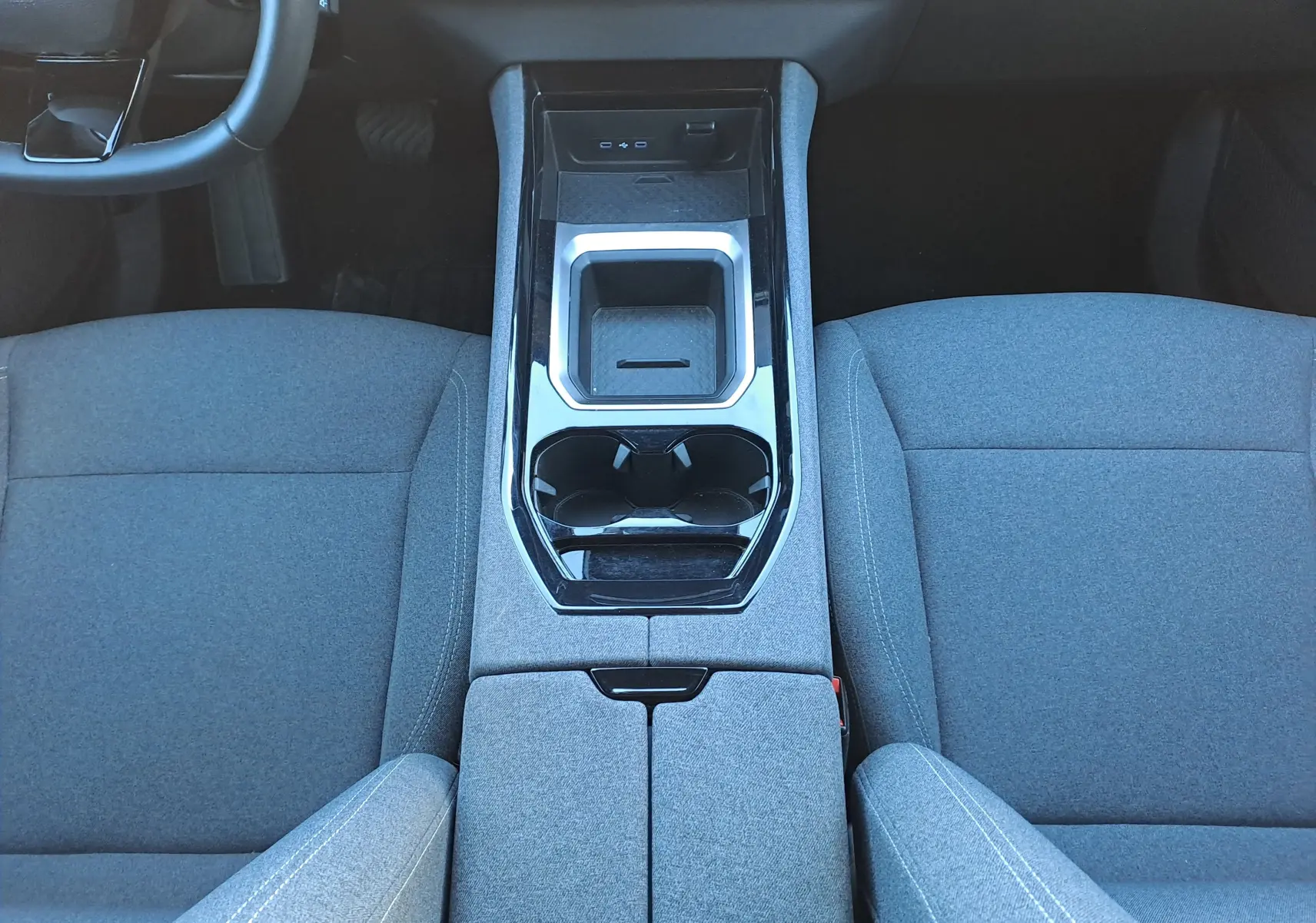 Vue intérieure centrée sur la console centrale et les sièges tissu gris schiste du Renault Austral Mild Hybrid 2023.