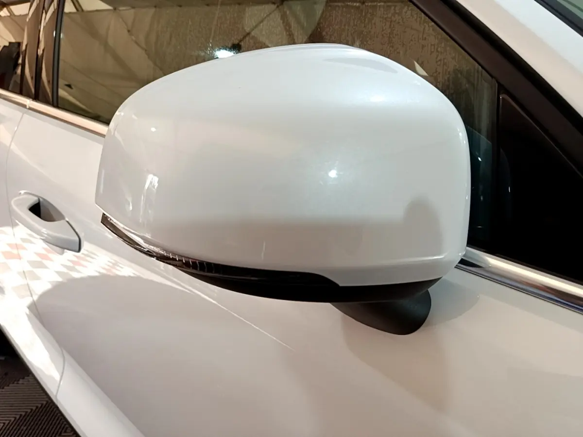 Rétroviseur droit blanc nacré du Volvo XC40 Recharge T5 262 DCT7 Plus, vue rapprochée côté conducteur.