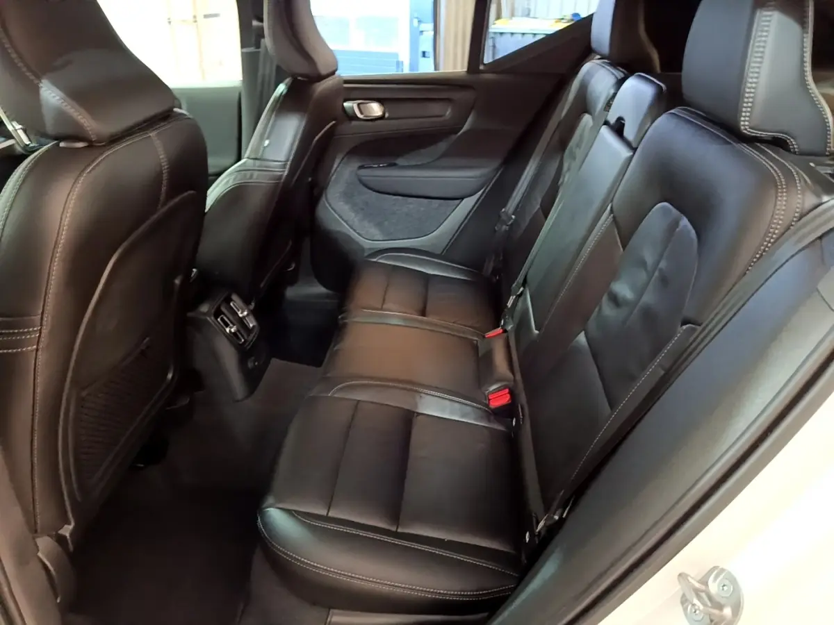 Vue intérieure côté droit des sièges arrière en cuir noir du Volvo XC40 Recharge T5 262 DCT7 Plus 2023.
