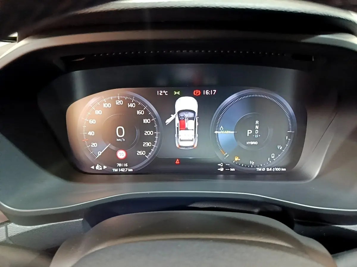 Vue rapprochée du tableau de bord numérique du Volvo XC40 Recharge T5 hybride, affichant vitesse et informations de conduite.