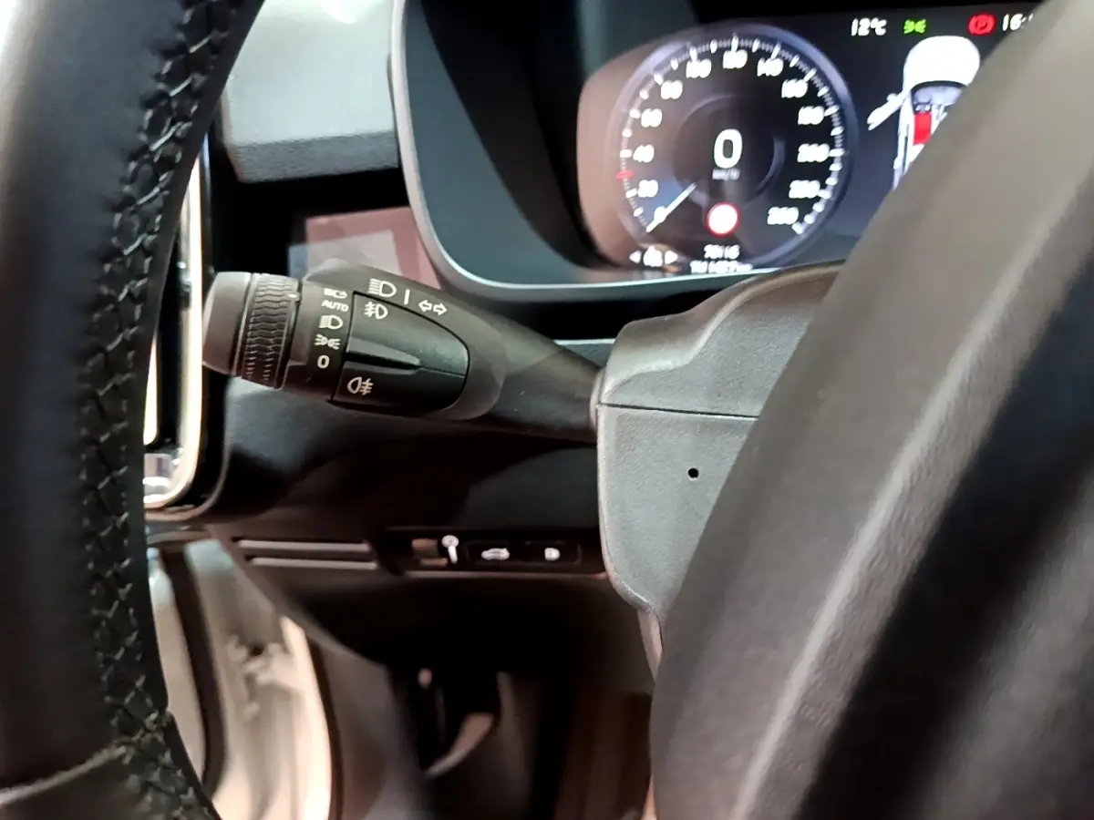 Gros plan sur le tableau de bord et le volant noir du Volvo XC40 Recharge T5 avec affichage digital du compteur.