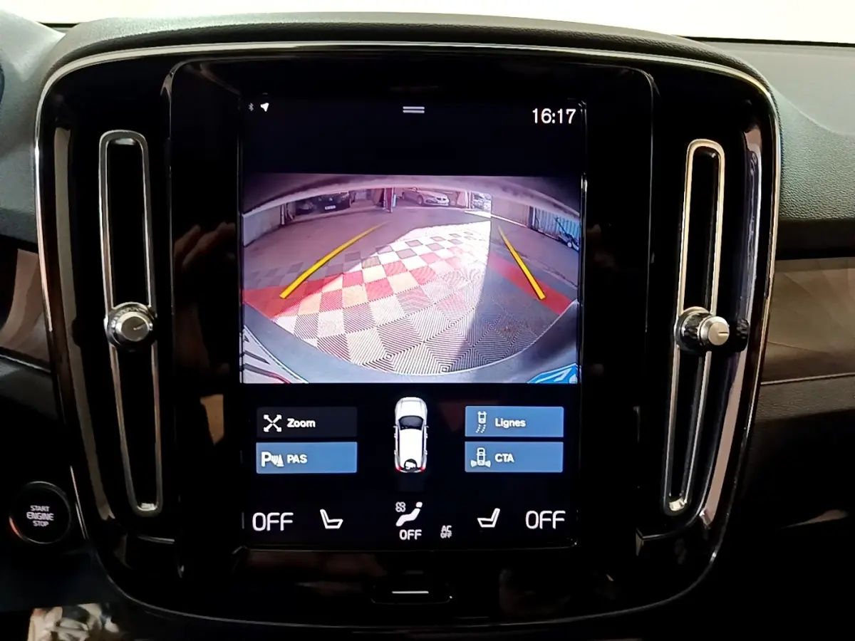 Écran tactile central affichant la caméra de recul du Volvo XC40 Recharge T5, intérieur noir avec aérateurs verticaux.