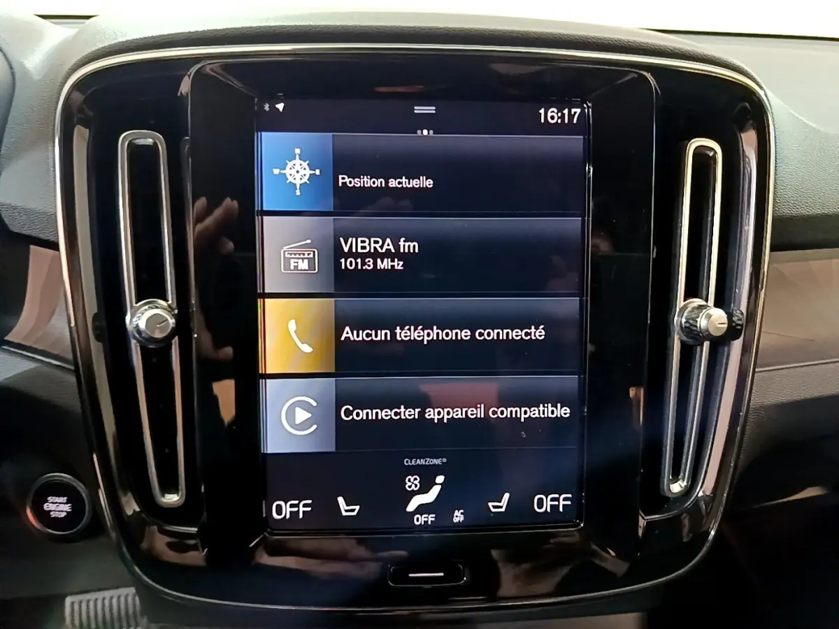 Écran tactile central noir affichant navigation et connectivité dans l’habitacle du Volvo XC40 hybride rechargeable.