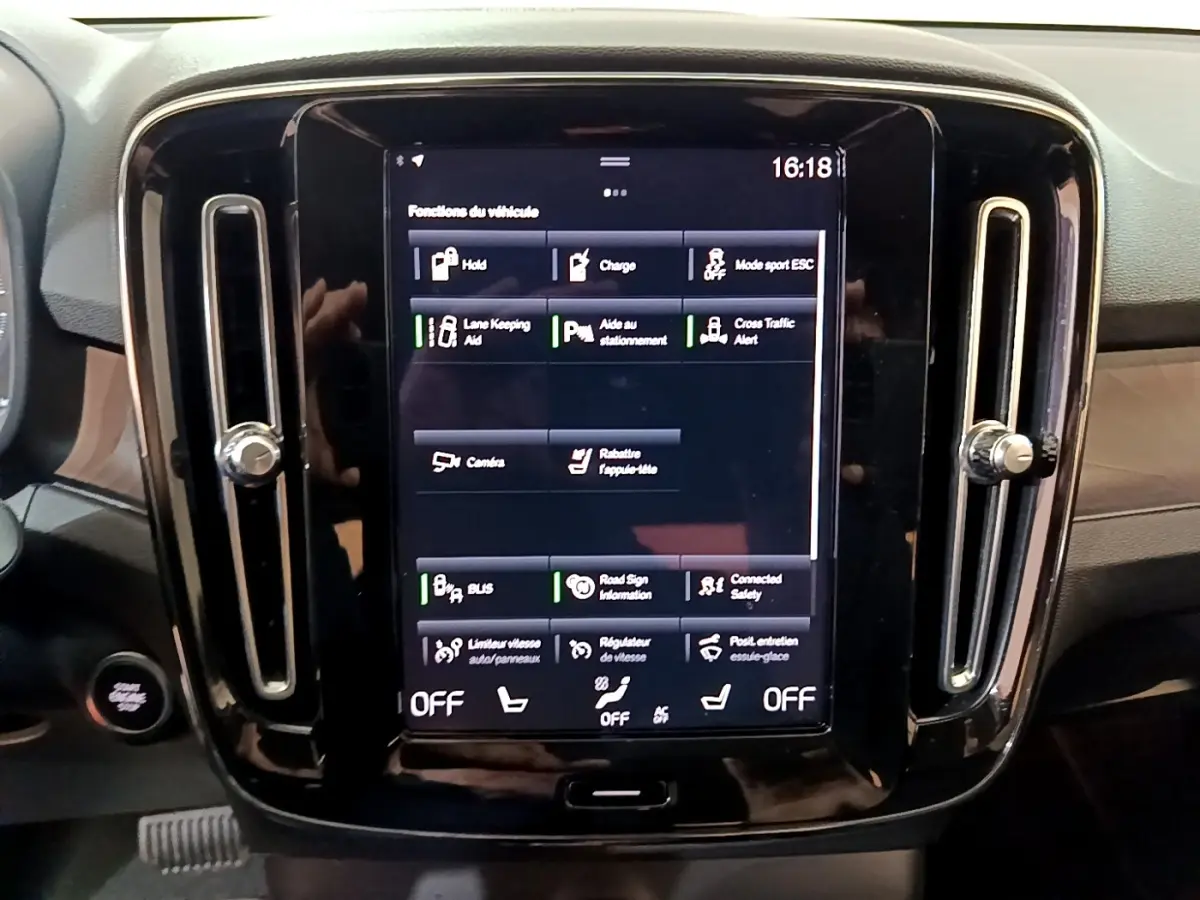 Vue rapprochée de l’écran tactile central noir du tableau de bord du Volvo XC40 hybride rechargeable 2023.