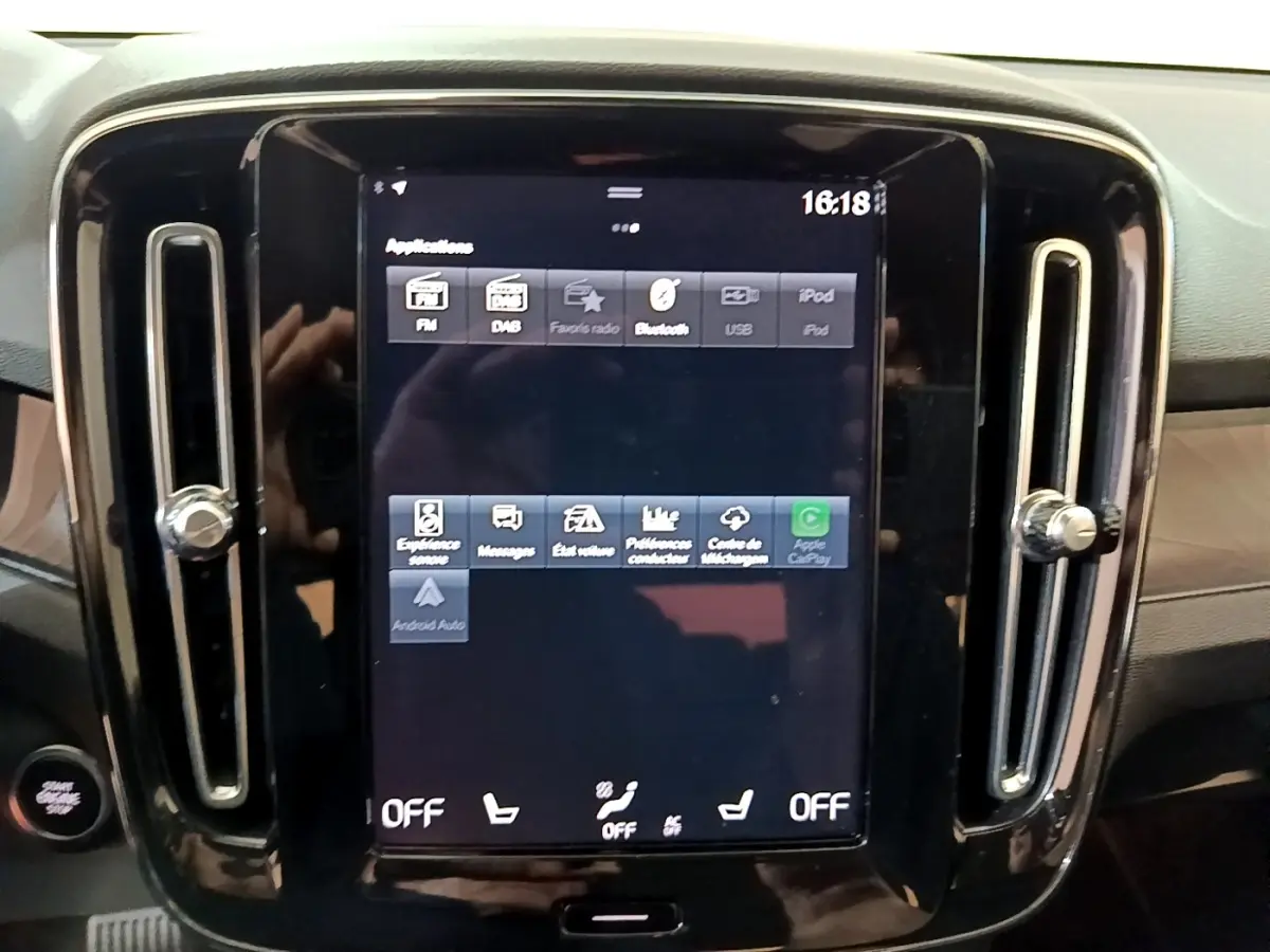 Écran tactile central du tableau de bord du Volvo XC40 Recharge T5 2023 avec commandes climatisation et Apple CarPlay.