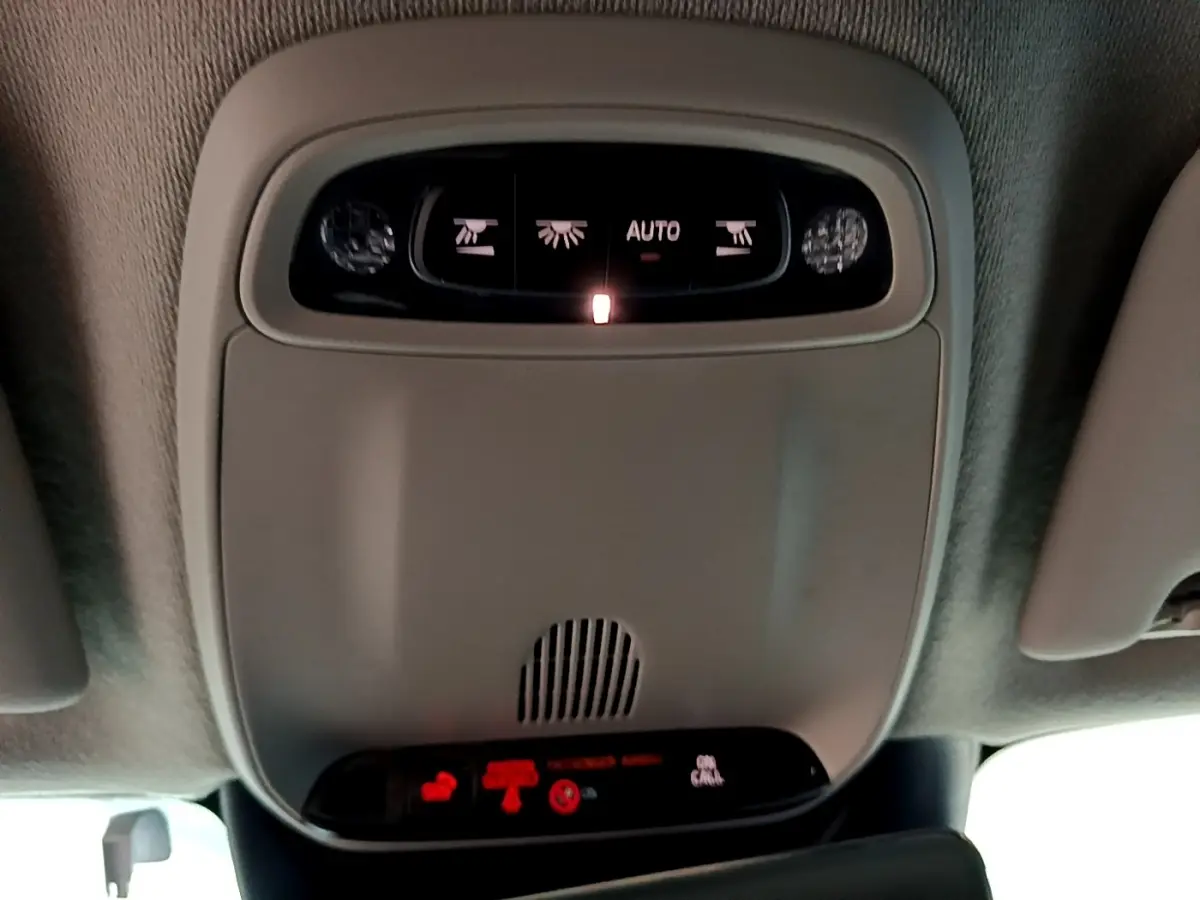 Détail du plafonnier intérieur avec commandes d’éclairage et affichage digital du Volvo XC40 Recharge T5 262 DCT7 Plus.