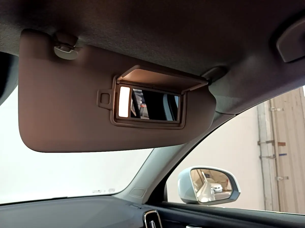 Miroir de courtoisie éclairé sur pare-soleil côté conducteur dans l’habitacle du Volvo XC40 hybride rechargeable.