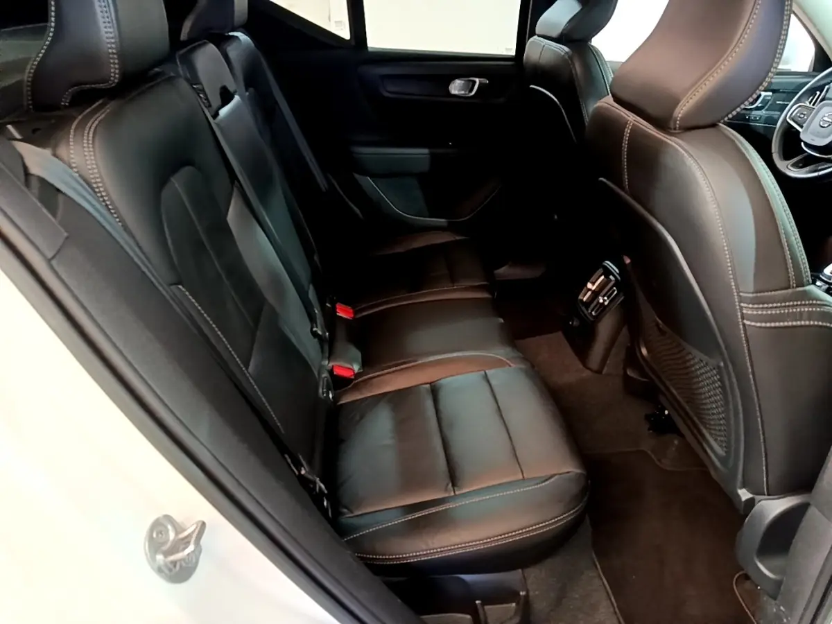 Vue intérieure côté gauche montrant la banquette arrière en cuir noir du Volvo XC40 Recharge T5 2023.