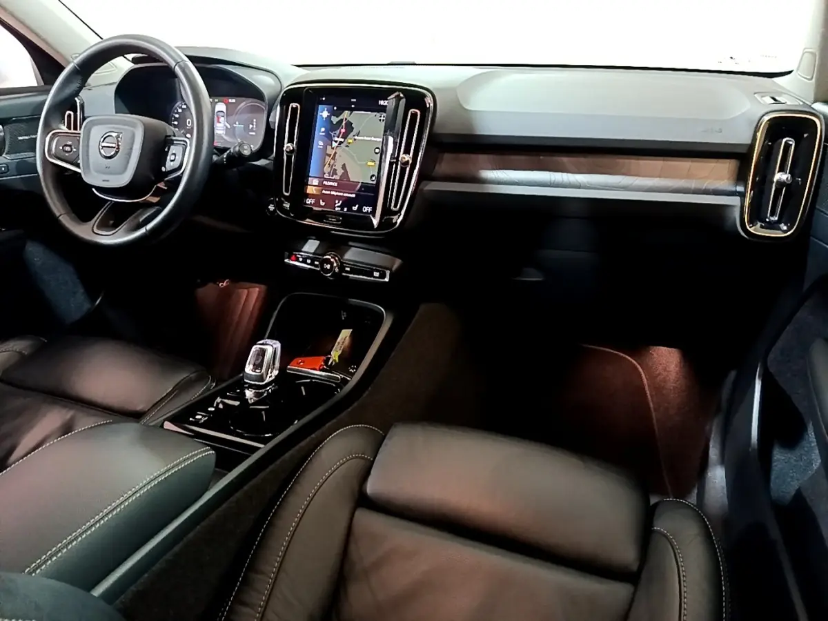 Intérieur noir du Volvo XC40 Recharge T5 2023 vu côté conducteur, avec écran tactile central et volant multifonctions.