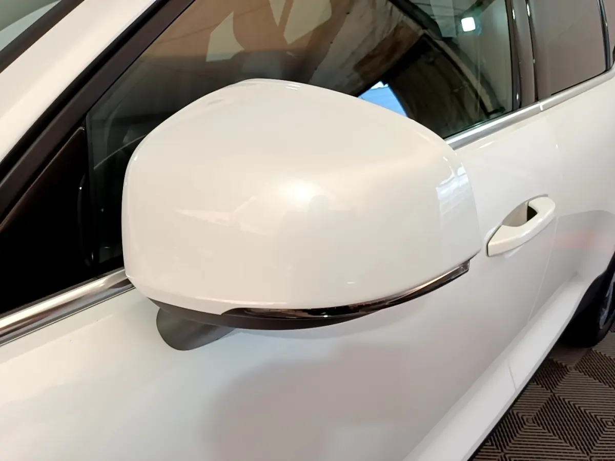 Gros plan sur le rétroviseur côté gauche blanc du Volvo XC40 Recharge T5 262 DCT7 Plus 2023.