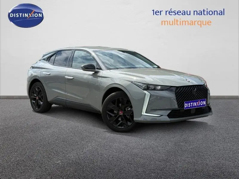 DS4 gris Platinium vue 3/4 avant droit, avec calandre noire et jantes alliage noires distinctives.