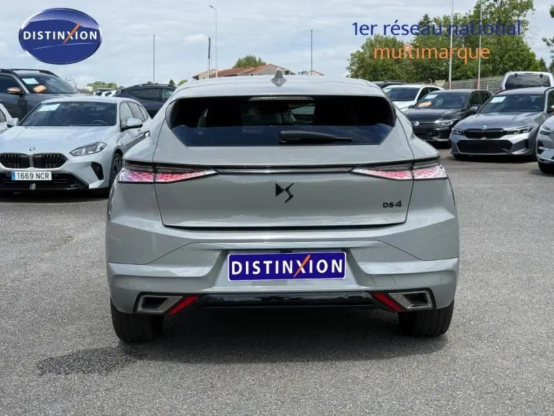Vue arrière d'une DS4 gris Platinium 2024 avec feux LED fins et double sortie d'échappement chromée.
