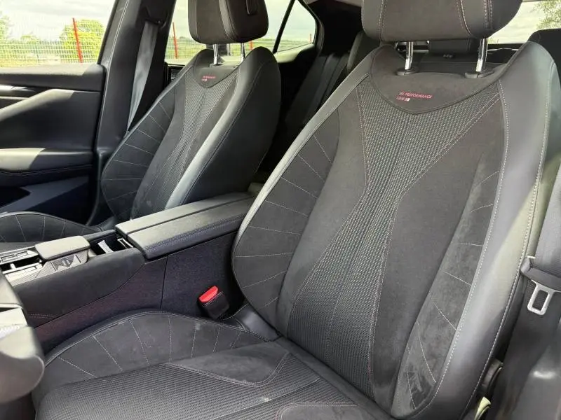 Vue rapprochée des sièges avant en Alcantara noir du DS4 PureTech 130ch Performance Line 2024, avec surpiqûres rouges.
